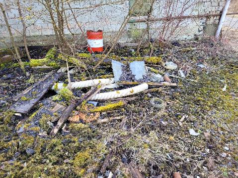 Müll hinter einem Werksgebäude