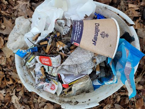 Ein repräsentativer Eimer voller Müll