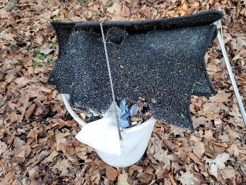 Müll vom Parkplatz am Naturschutzgebiet