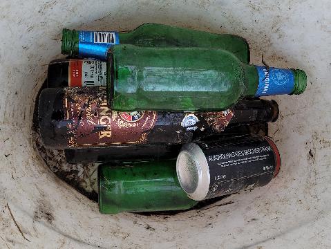 6 Flaschen, eine Dose auf 10m